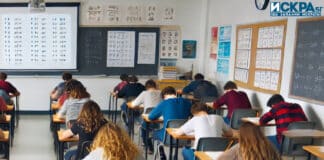 Ученици в класна стая полагат изпит по математика