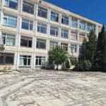 Сградата на Средно училище 'Неофит Бозвели' в район 'Младост', Варна