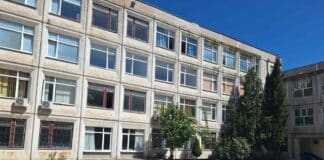 Сградата на Средно училище 'Неофит Бозвели' в район 'Младост', Варна