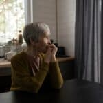 Възрастна жена в дома си