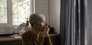 Възрастна жена в дома си