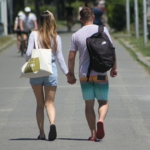 Влюбена двойка на разходка в Морската градина в Бургас