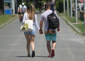 Влюбена двойка на разходка в Морската градина в Бургас