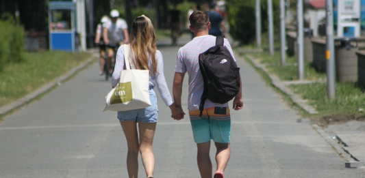 Влюбена двойка на разходка в Морската градина в Бургас