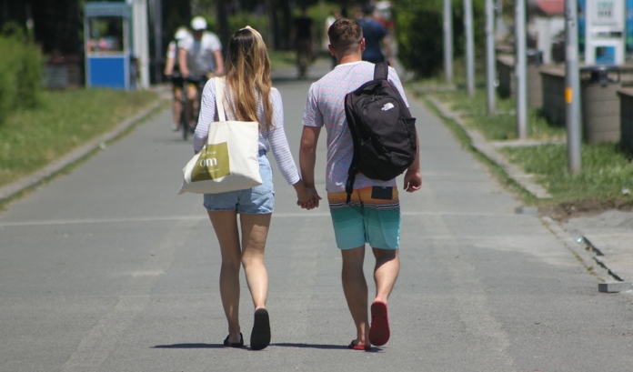 Влюбена двойка на разходка в Морската градина в Бургас