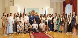 Илияна Йотова посрещна украински ученици