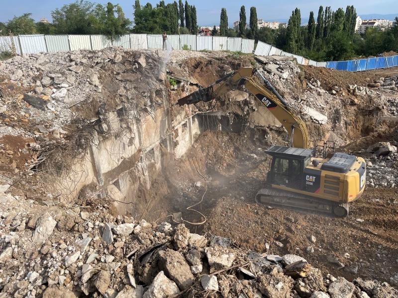 Процесът на разрушаване на старите сгради на терена определен за