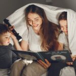 Четене на книга на приглушена светлина