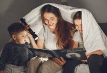 Четене на книга на приглушена светлина