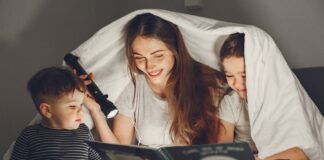 Четене на книга на приглушена светлина