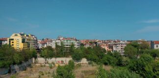 Дупка на площад Тройката в Бургас