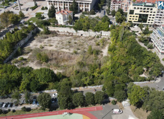 Дупката или Жабарника на площад "Тройката" в Бургас