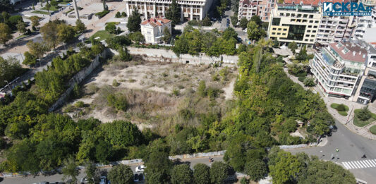 Дупката или Жабарника на площад "Тройката" в Бургас