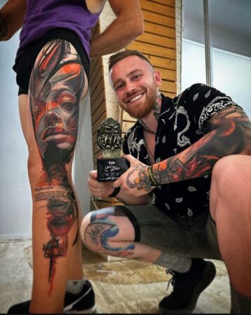 Моя близка приятелка ме заведе на работилница за татуисти Беше