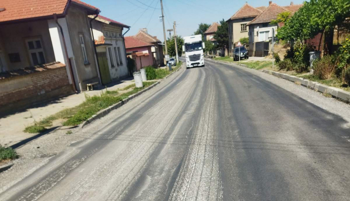 Отстранени са коловозите по асфалтовата настилка по път II 13 Кнежа