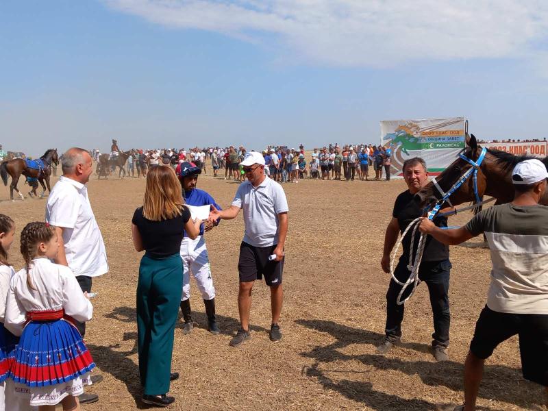 Заместник областният управител на област Разград Надя Йорданова връчи награди