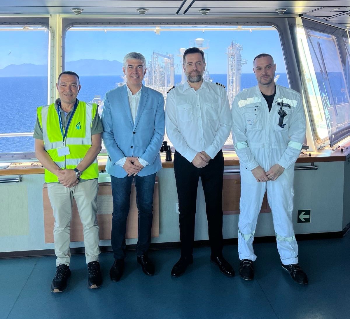 След като техническият дефект по свързване на платформата за регазификация