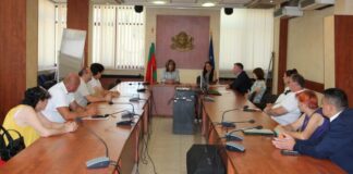 Виолета Коритарова подписва споразумения