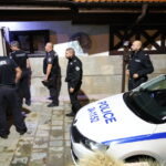 Полицейска кола пред дома на Ахмед Доган в квартал Бояна