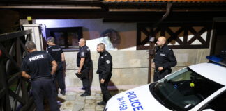 Полицейска кола пред дома на Ахмед Доган в квартал Бояна