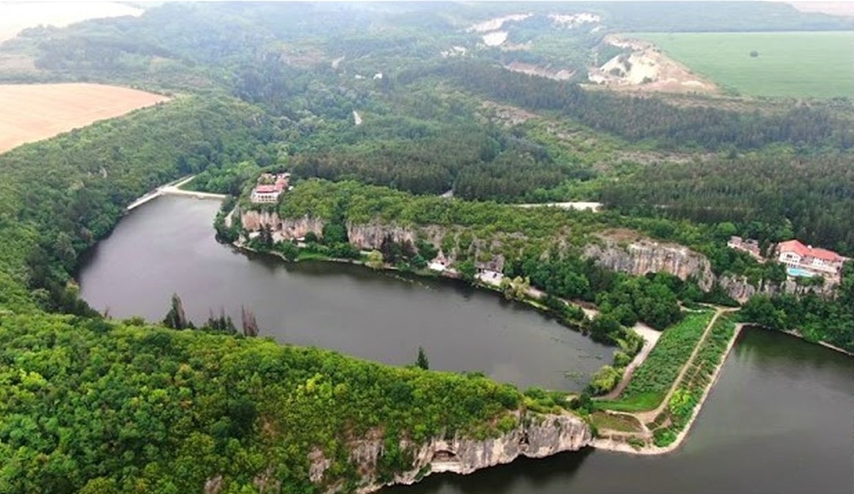 Три екипа огнеборци се опитват да изгасят пожарa в предава