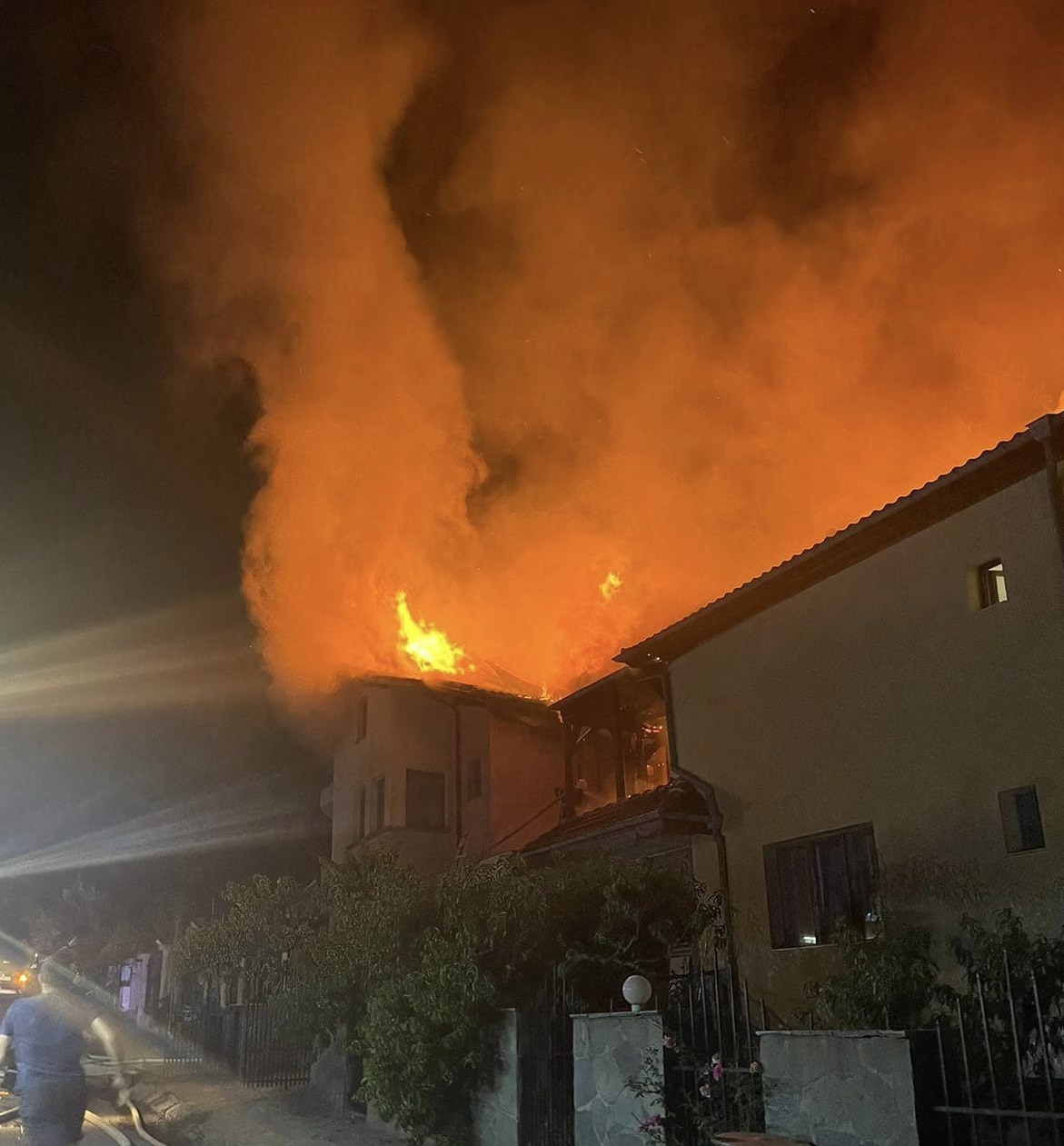 Пожар е избухнал до Водноелектрическата централа ВЕЦ в квартал Изток