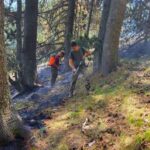 Военнослужещи гасят пожар