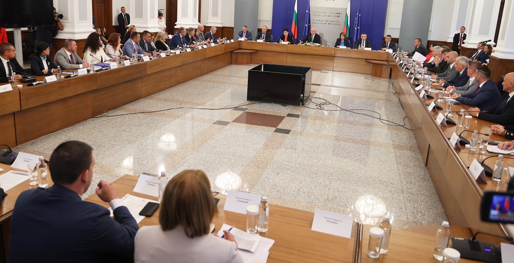 Координацията между министрите и областните управители трябва да е много