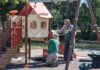 Служители на общинско предприятие "Флора" подновяват детски площадки в Търговище