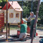 Служители на общинско предприятие "Флора" подновяват детски площадки в Търговище