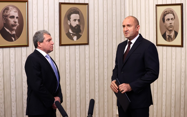 В понеделник връчи последния проучвателен мандат на представители на парламентарната