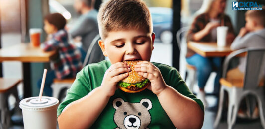 Дете със затлъстяване яде вредна храна, децата