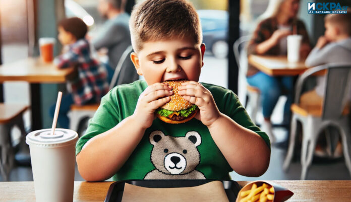 Дете със затлъстяване яде вредна храна, децата