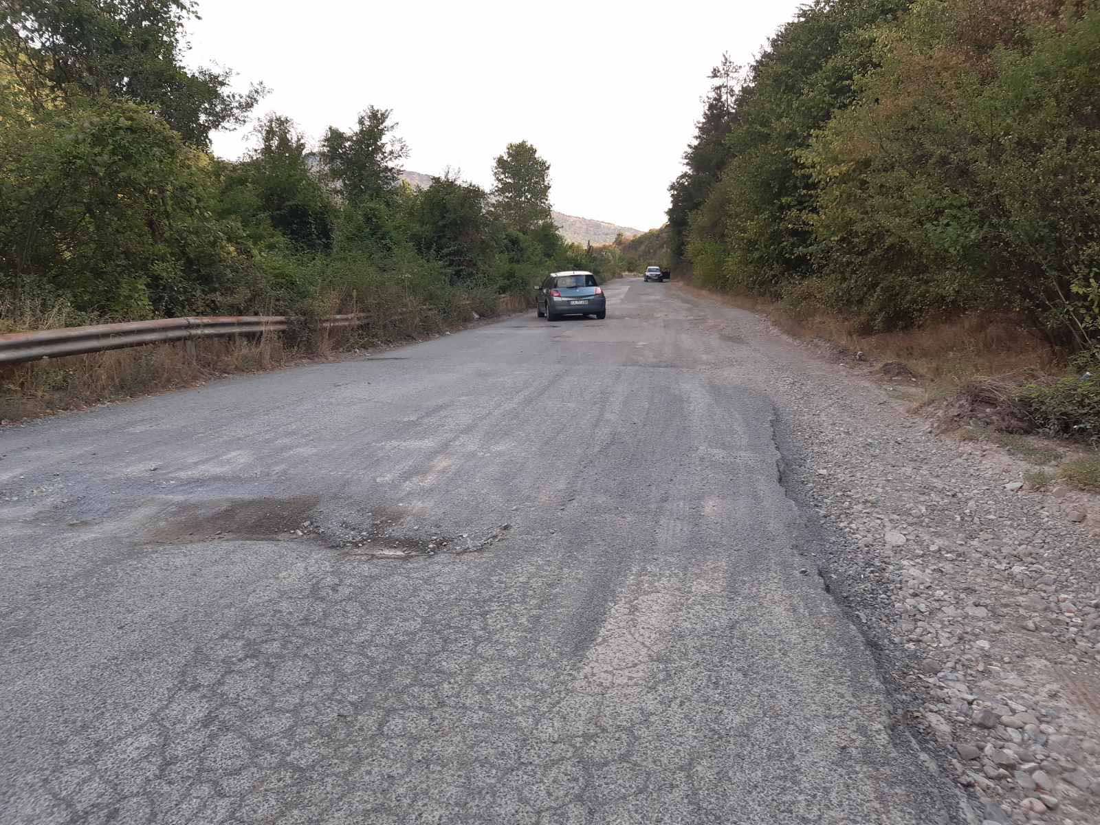 Републиканският път III 6004 тъне в разруха Липсата на пътна маркировка