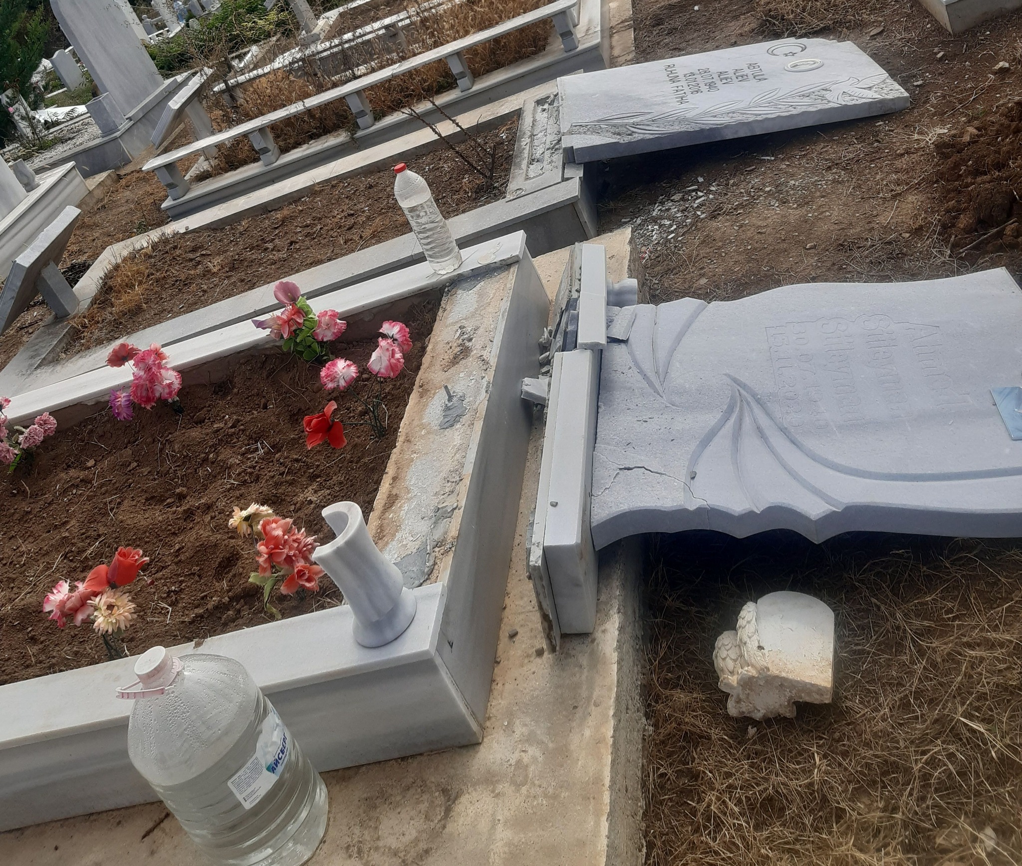 19 надгробни и молитвени плочи са увредени в средата на