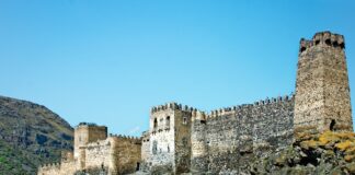 Замък в Грузия, туристи