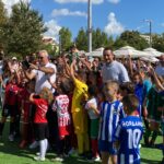 Христо Стоичков се снима с участниците в турнира в Бургас