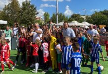 Христо Стоичков се снима с участниците в турнира в Бургас