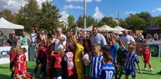 Христо Стоичков се снима с участниците в турнира в Бургас