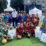 Христо Стоичков се снима с участниците в турнира в Бургас