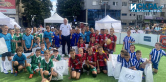 Христо Стоичков се снима с участниците в турнира в Бургас