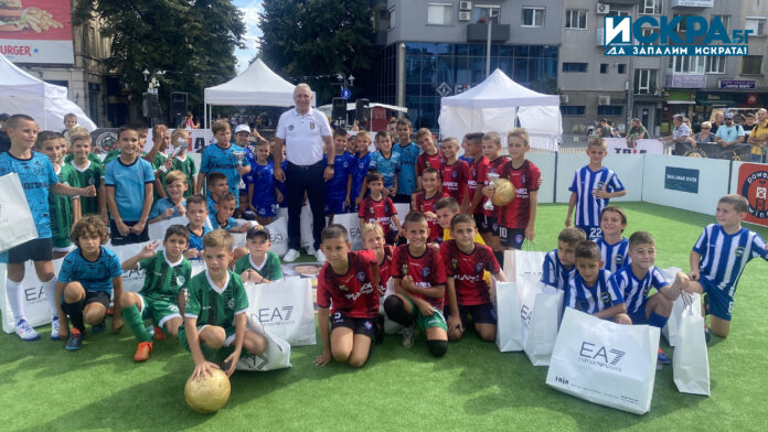 Христо Стоичков се снима с участниците в турнира в Бургас