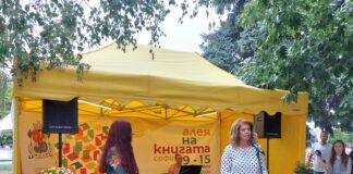 Илияна Йотова на откриването на "Алея на книгата"