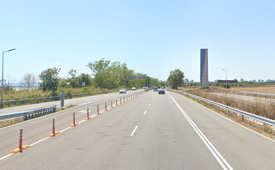 Държавният път от входа на Бургас където се намира гробищният