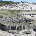 Побити камъни