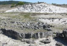 Побити камъни