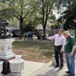 Поставянето на скулптурата