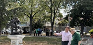 Поставянето на скулптурата