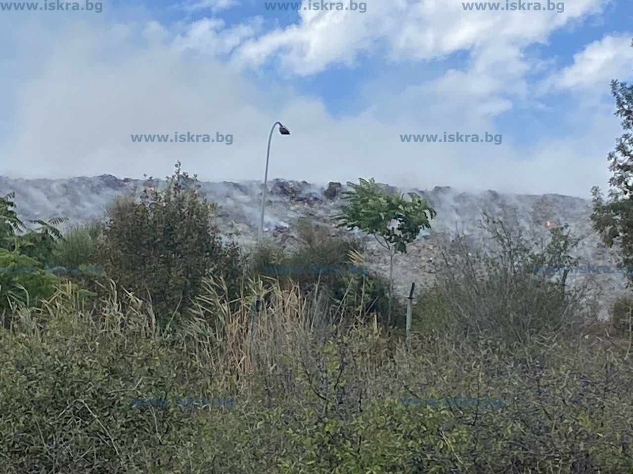 Дим продължава да се вдига от сметището край созополското село