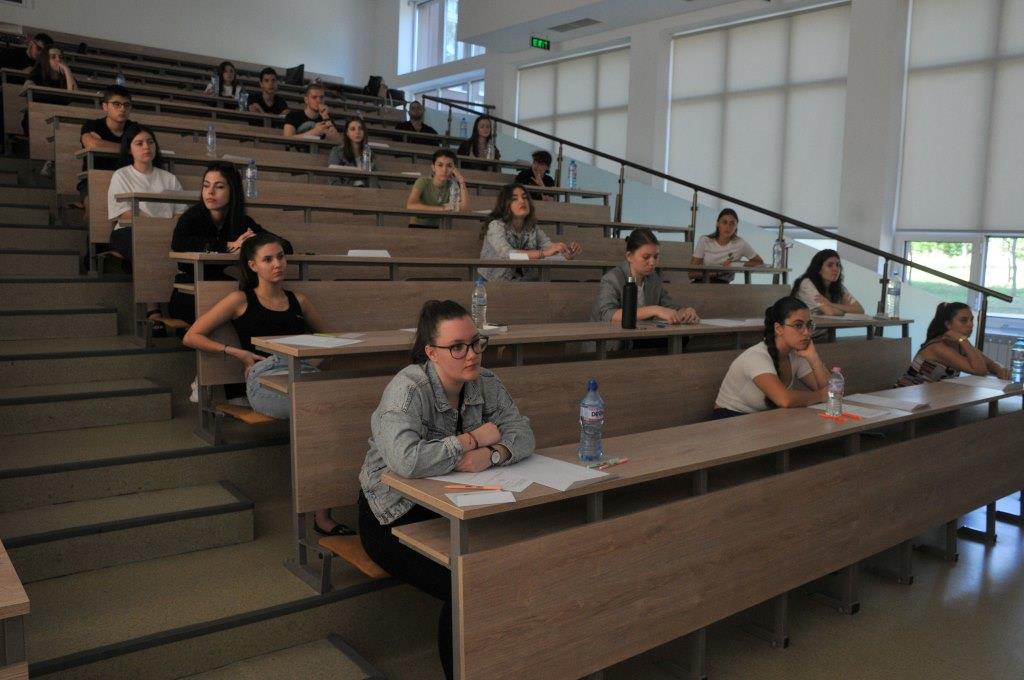 С 27 3 се увеличава стипендията на докторантите в държавните висши